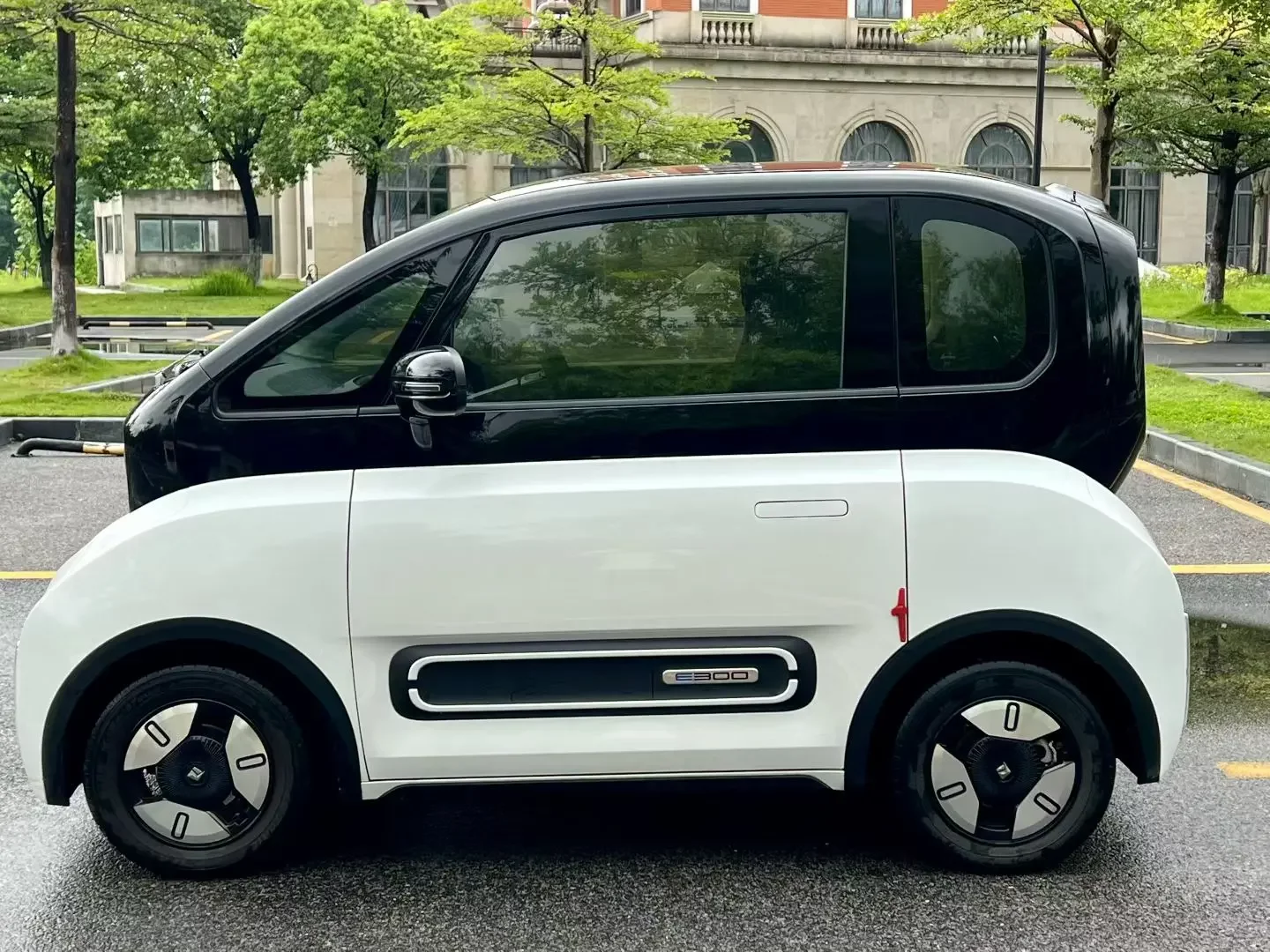 Baojun E300