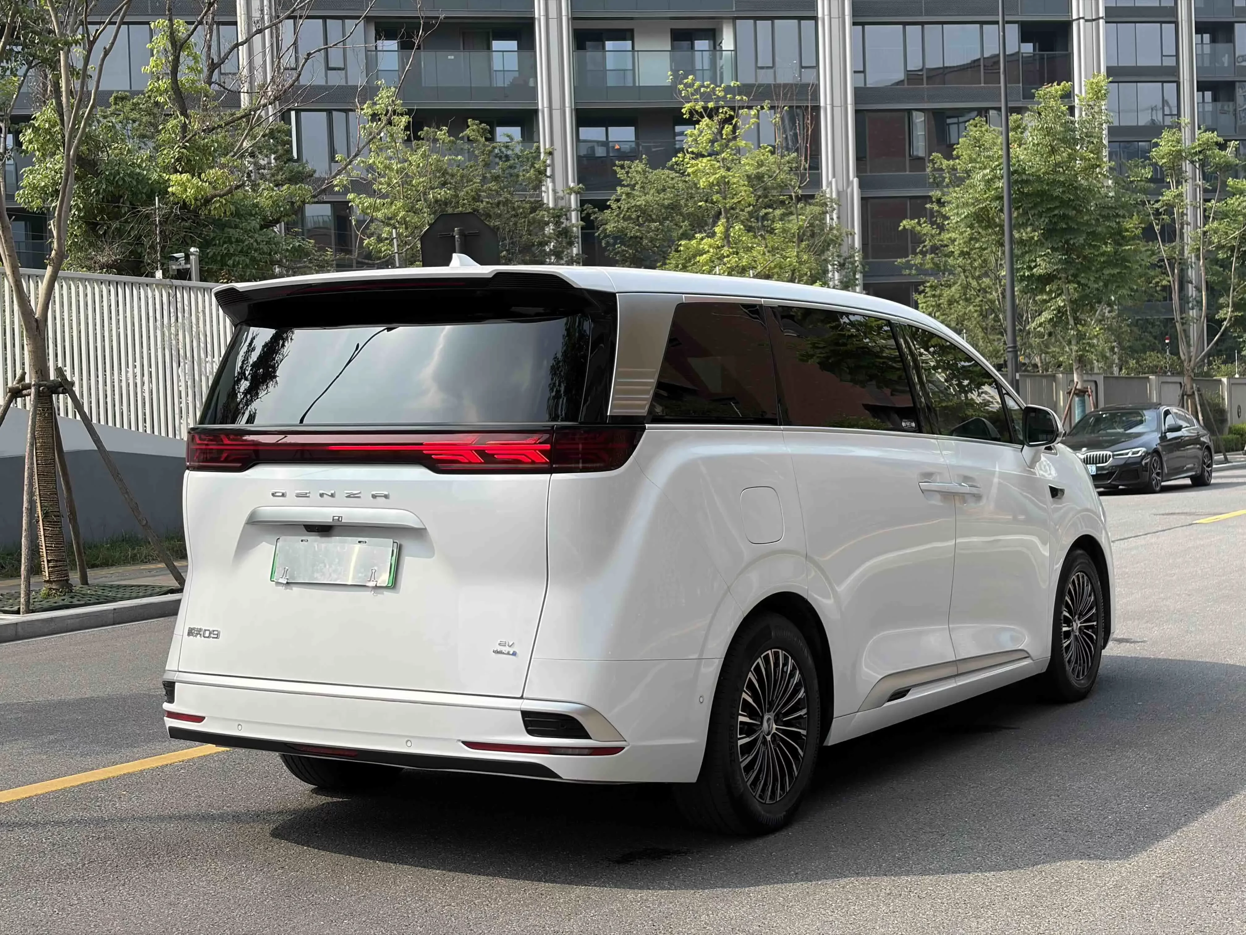 Denza D9 EV