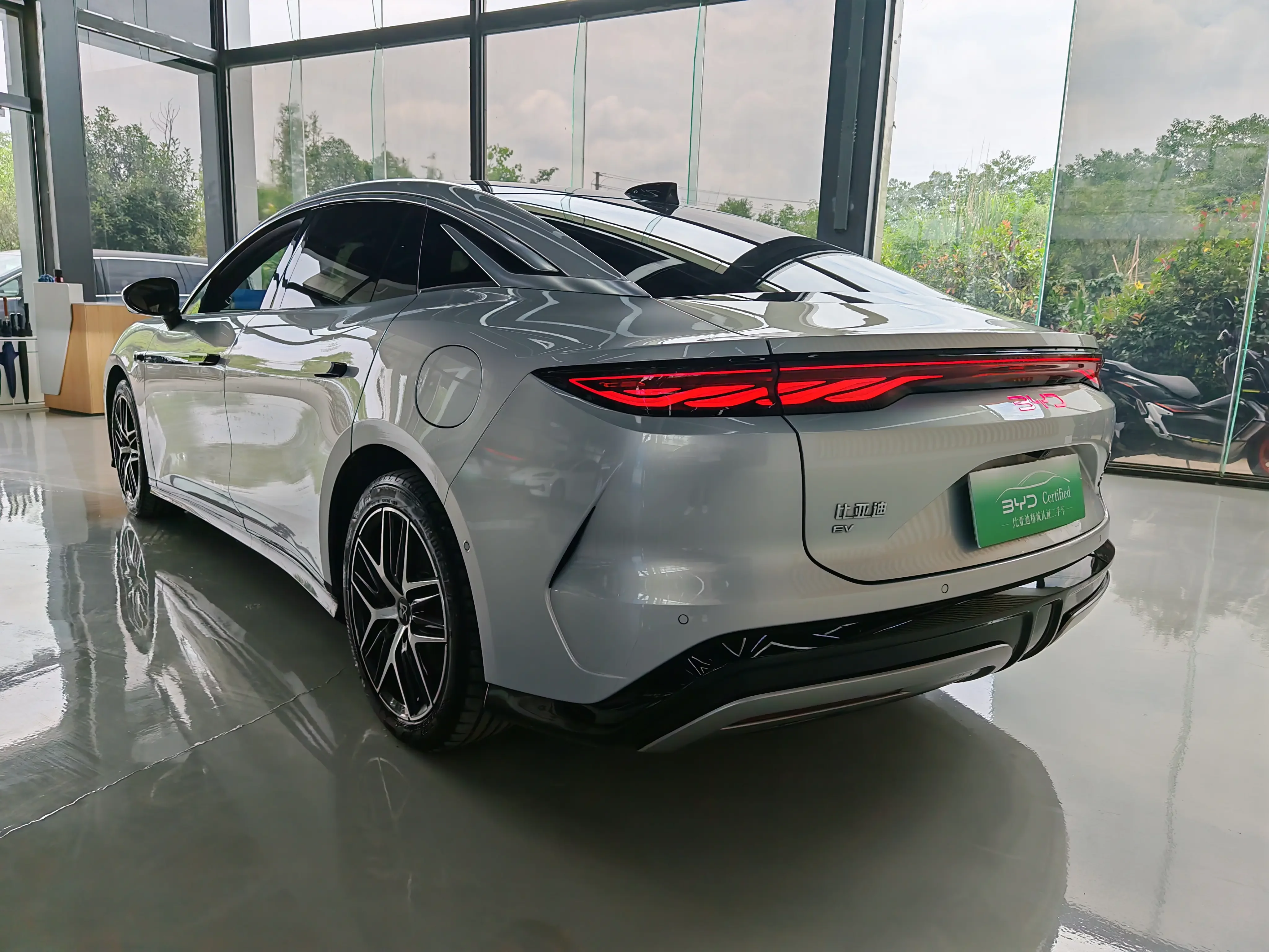 BYD Han L EV