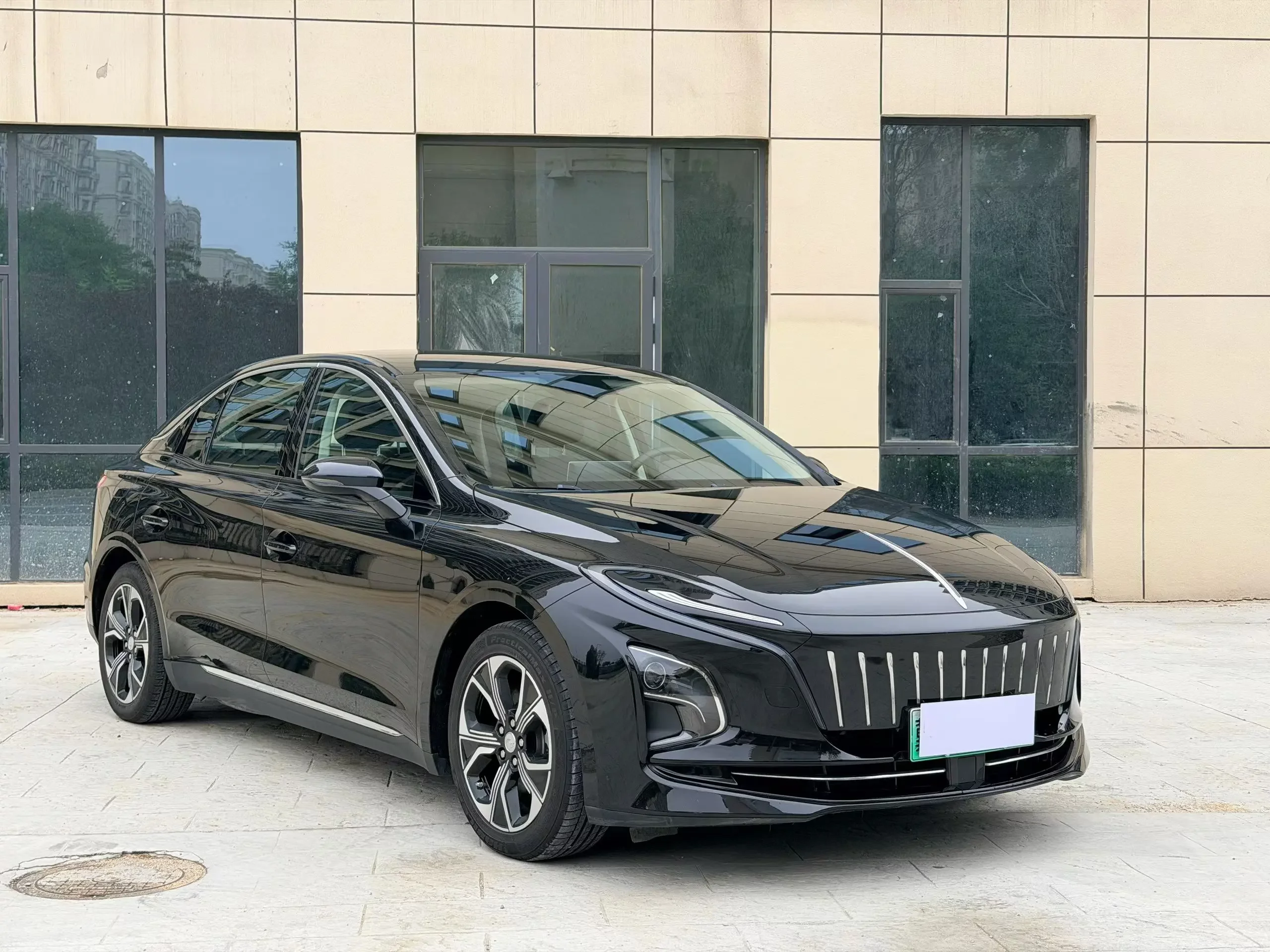 Hongqi E-QM5