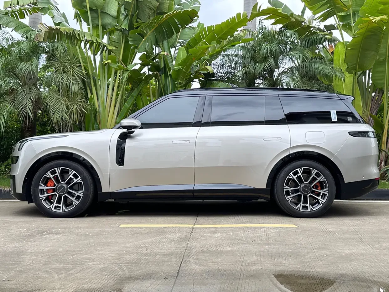 Lynk & Co 900
