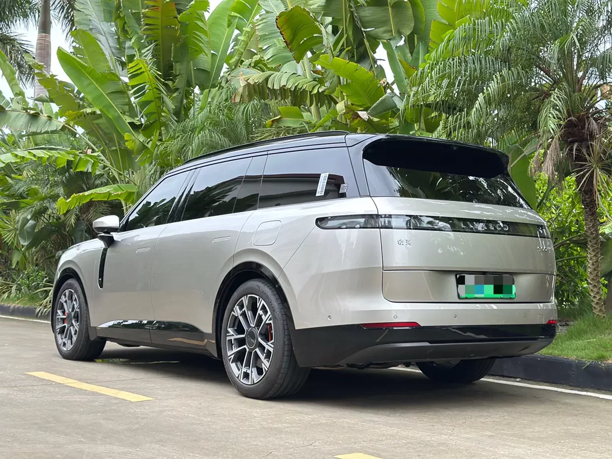 Lynk & Co 900