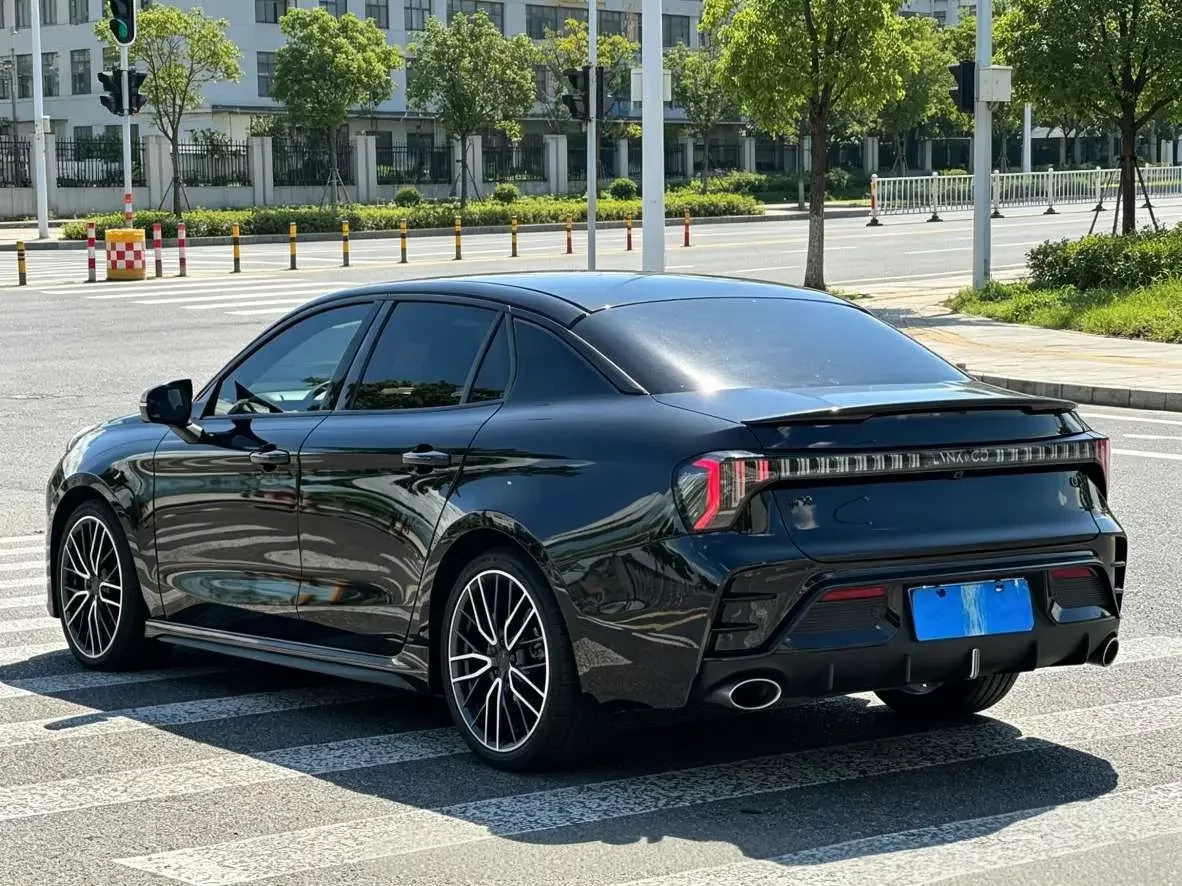 Lynk & Co 03