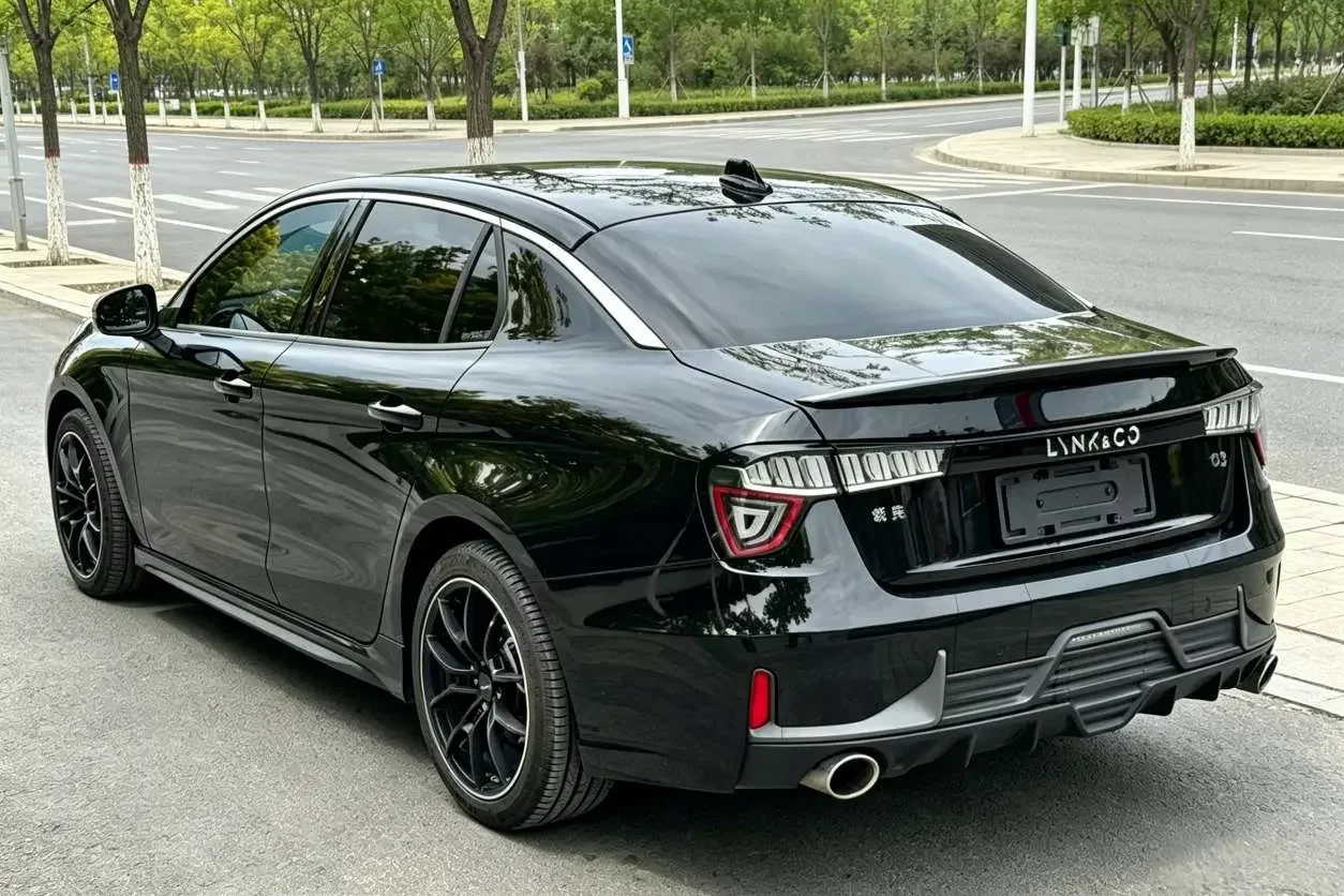 Lynk & Co 03
