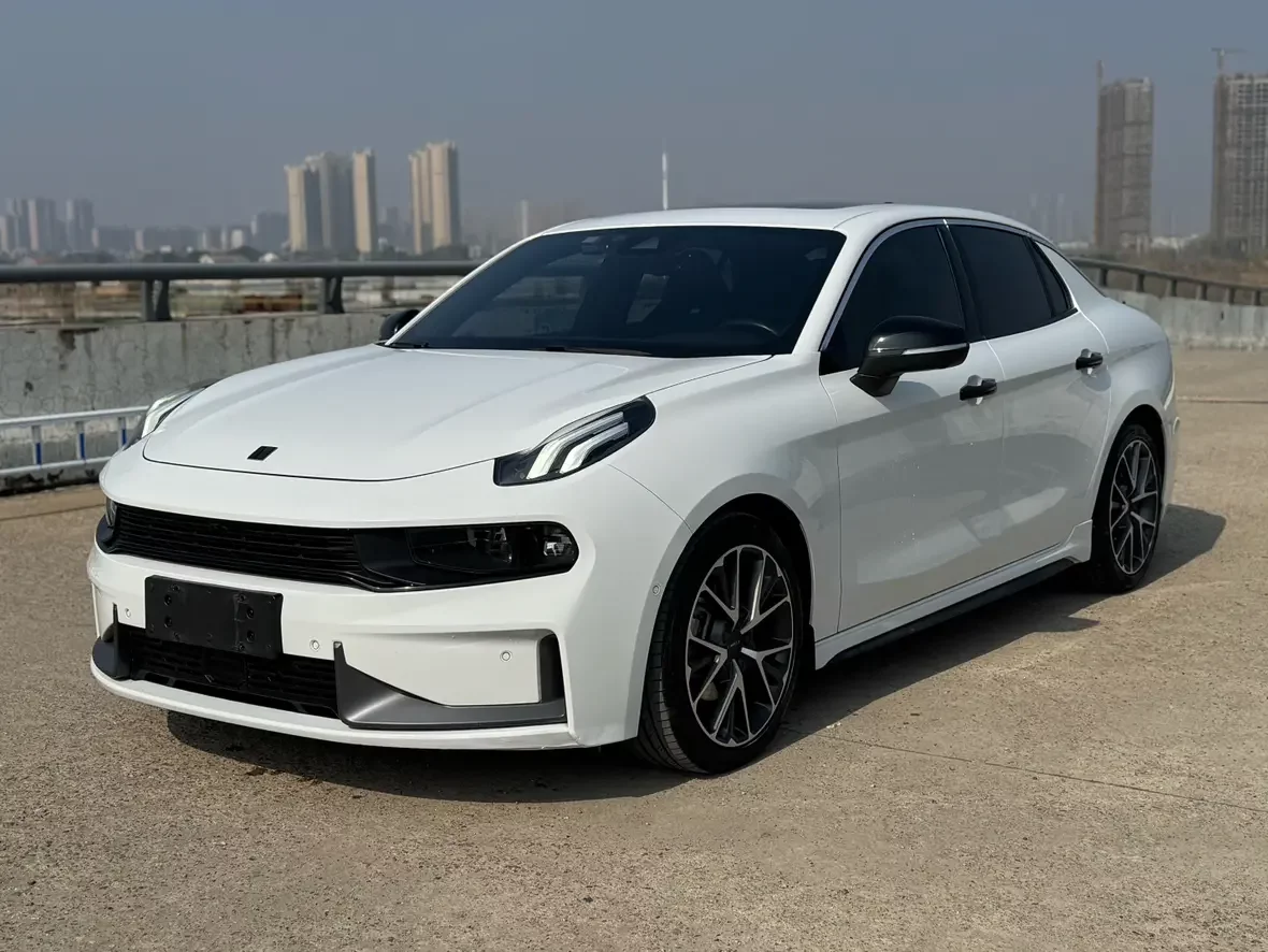 Lynk & Co 03