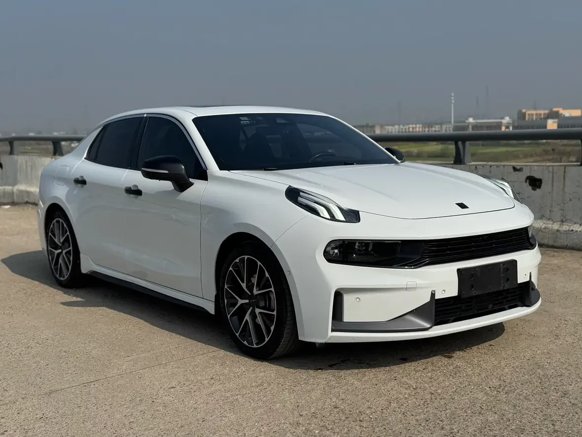 Lynk & Co 03