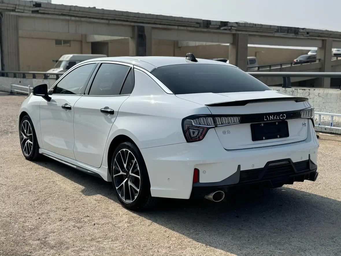 Lynk & Co 03