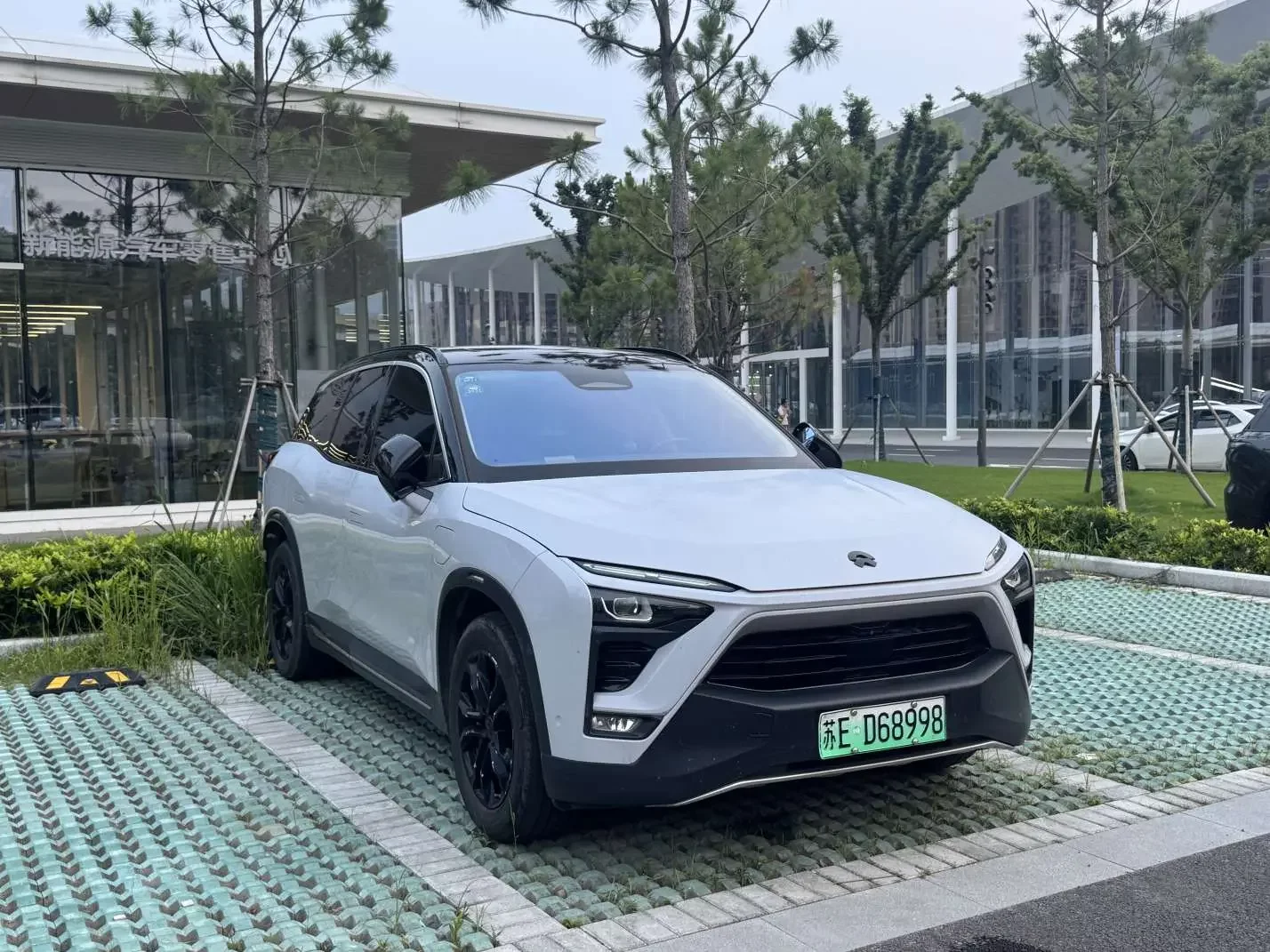 NIO ES8