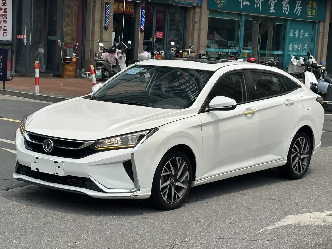 Dongfeng Yixuan  из Китая