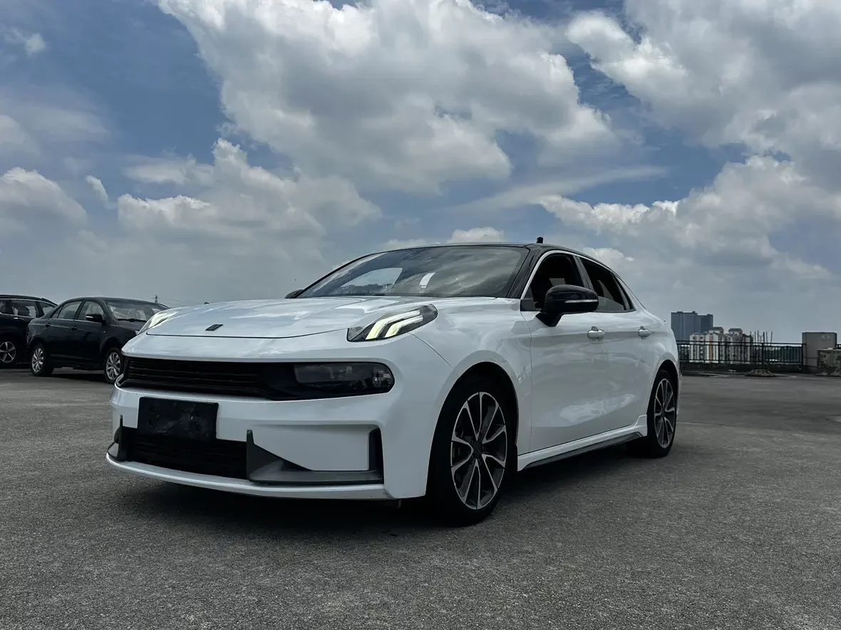 Lynk & Co 03