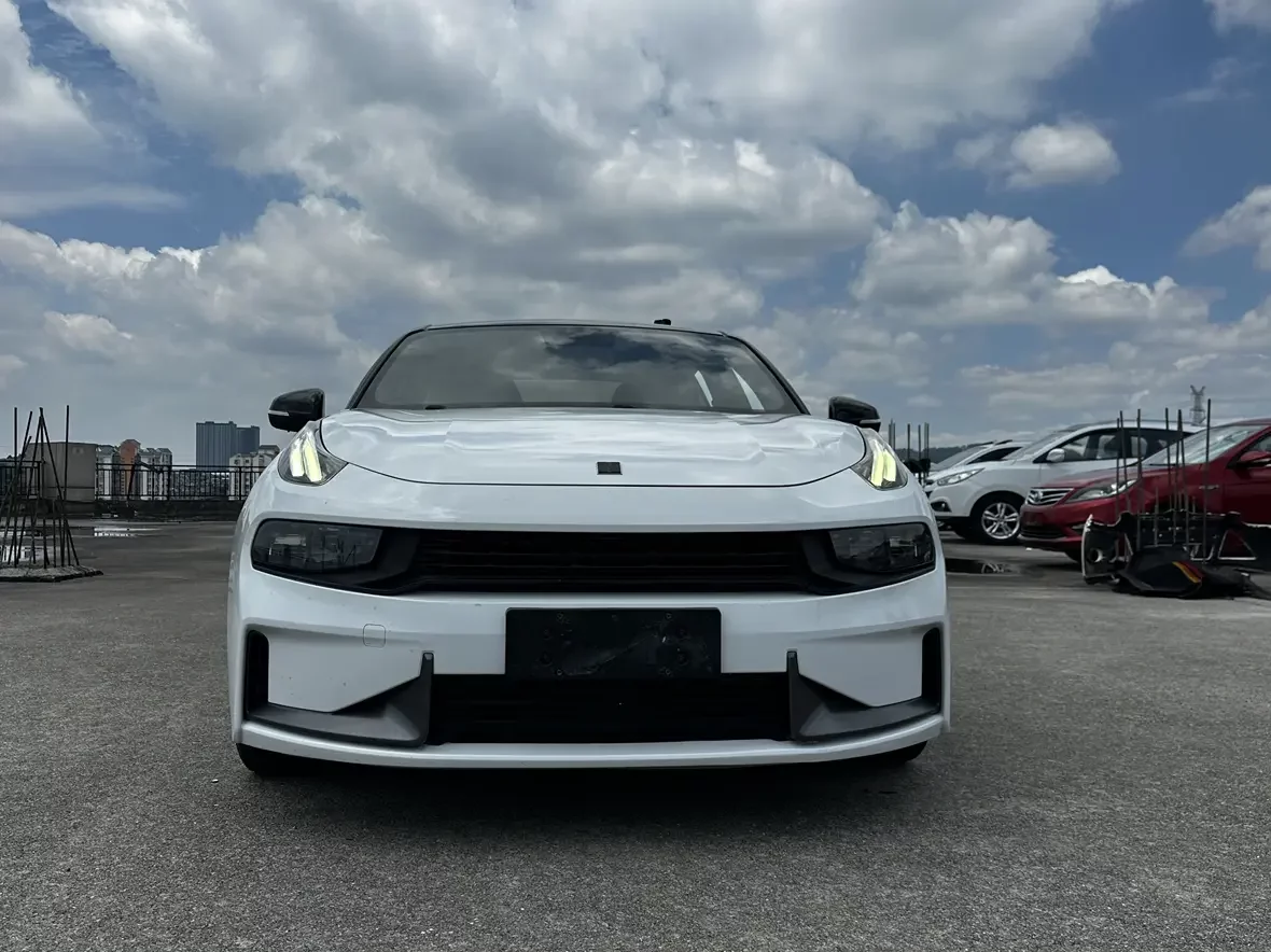 Lynk & Co 03