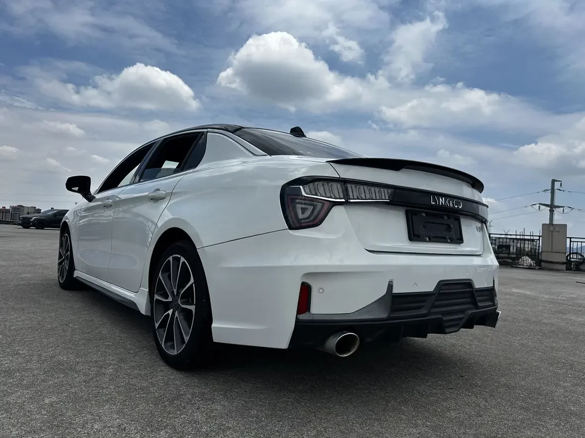 Lynk & Co 03