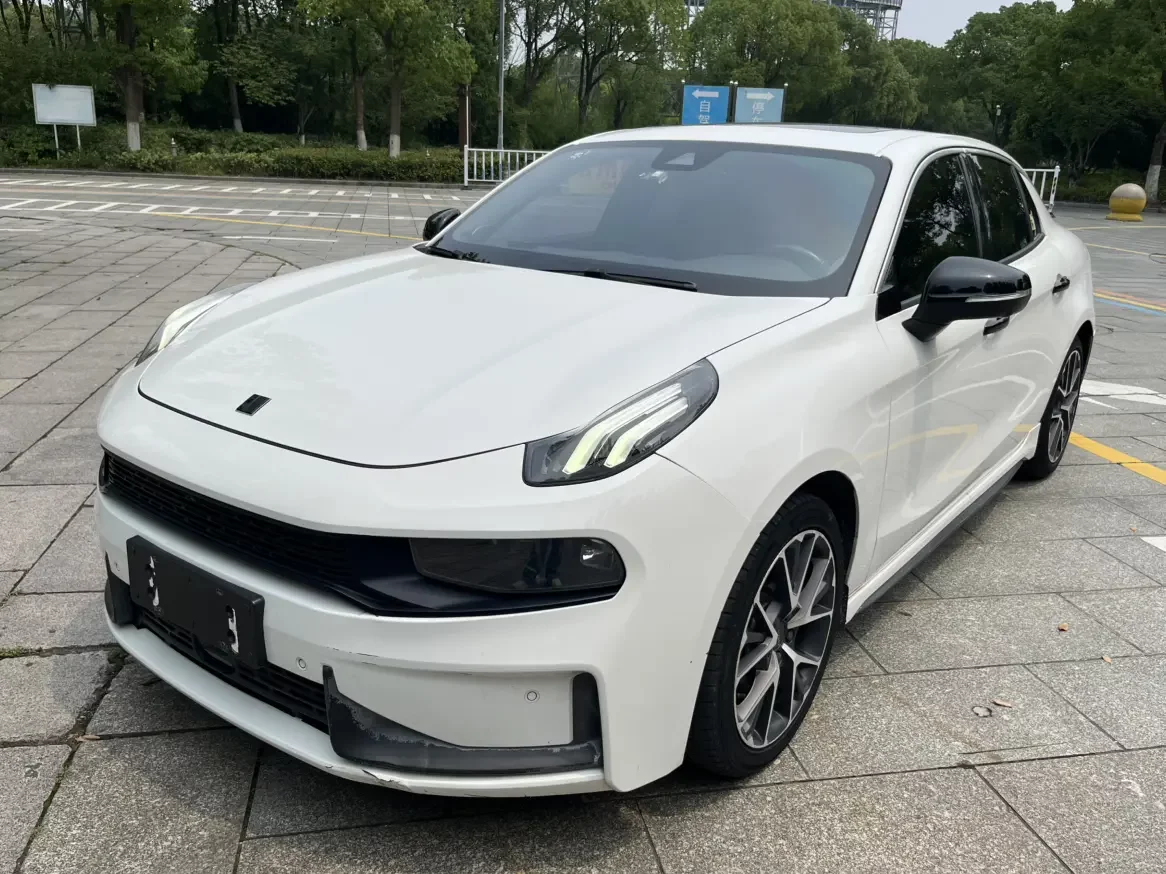 Lynk & Co 03