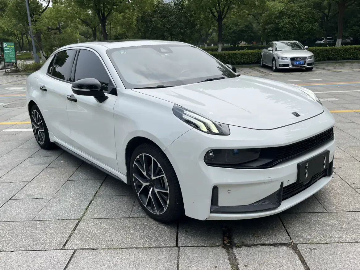 Lynk & Co 03