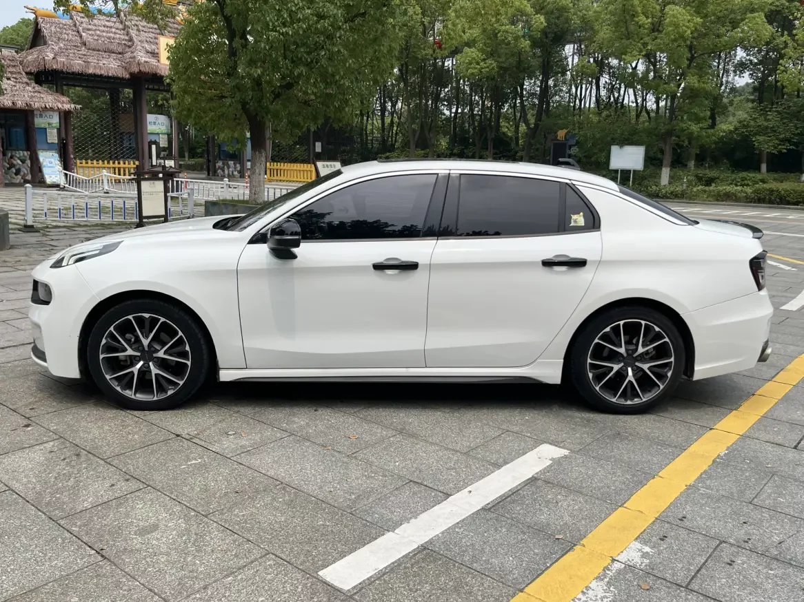 Lynk & Co 03