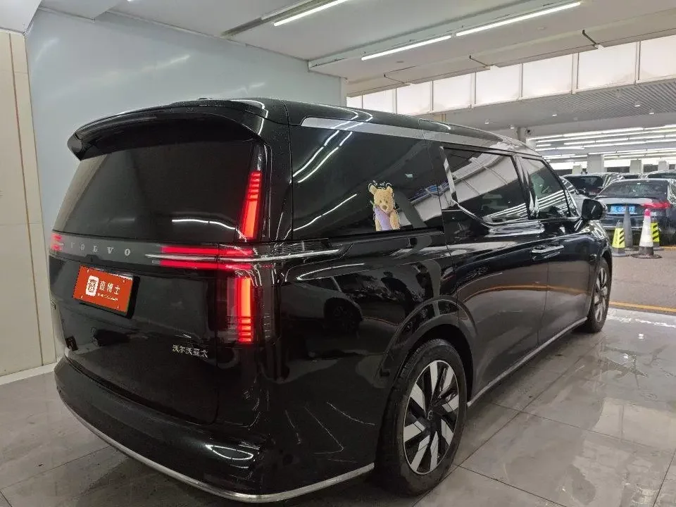 Volvo EM90