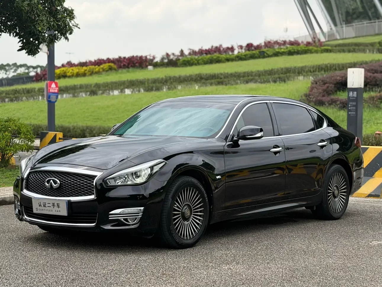 Infiniti Q70
