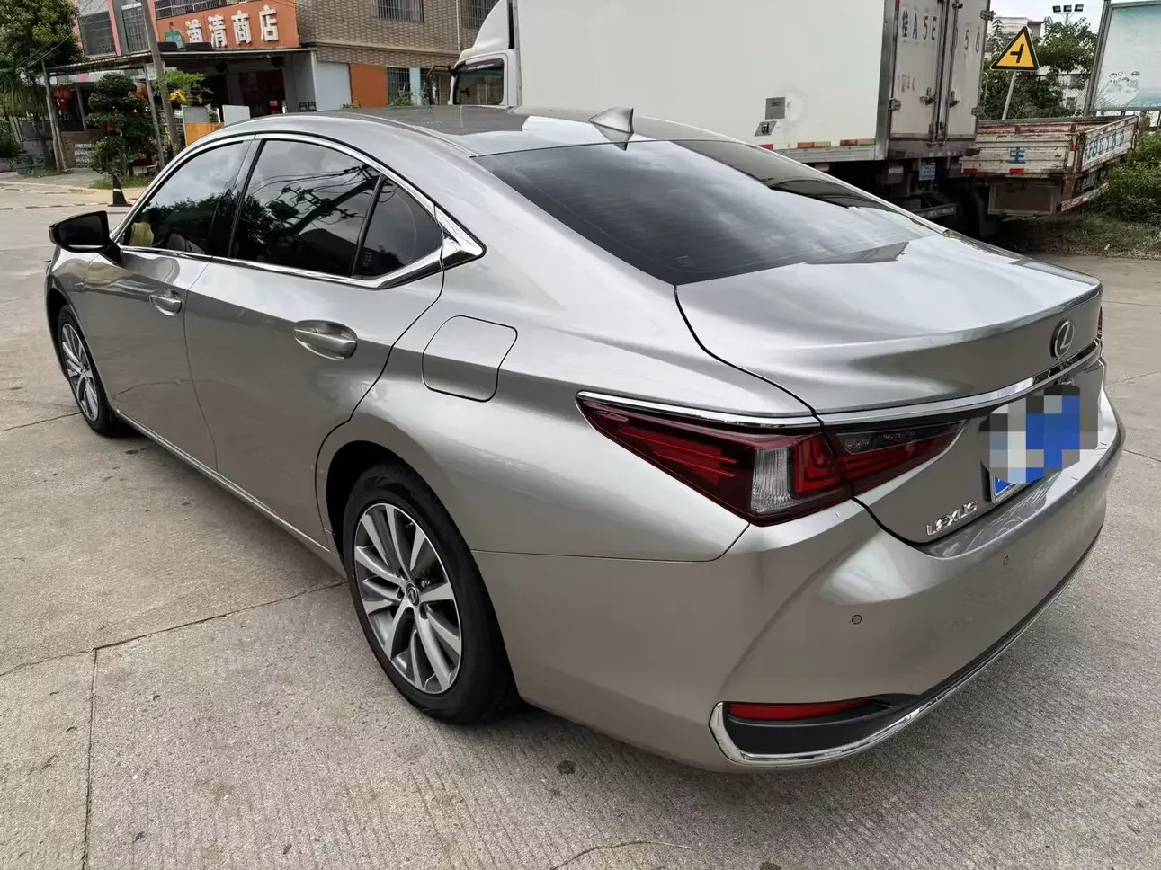 Lexus ES
