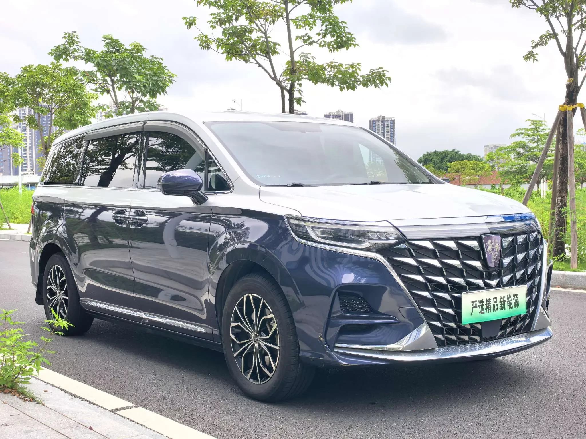 Roewe iMAX8 EV