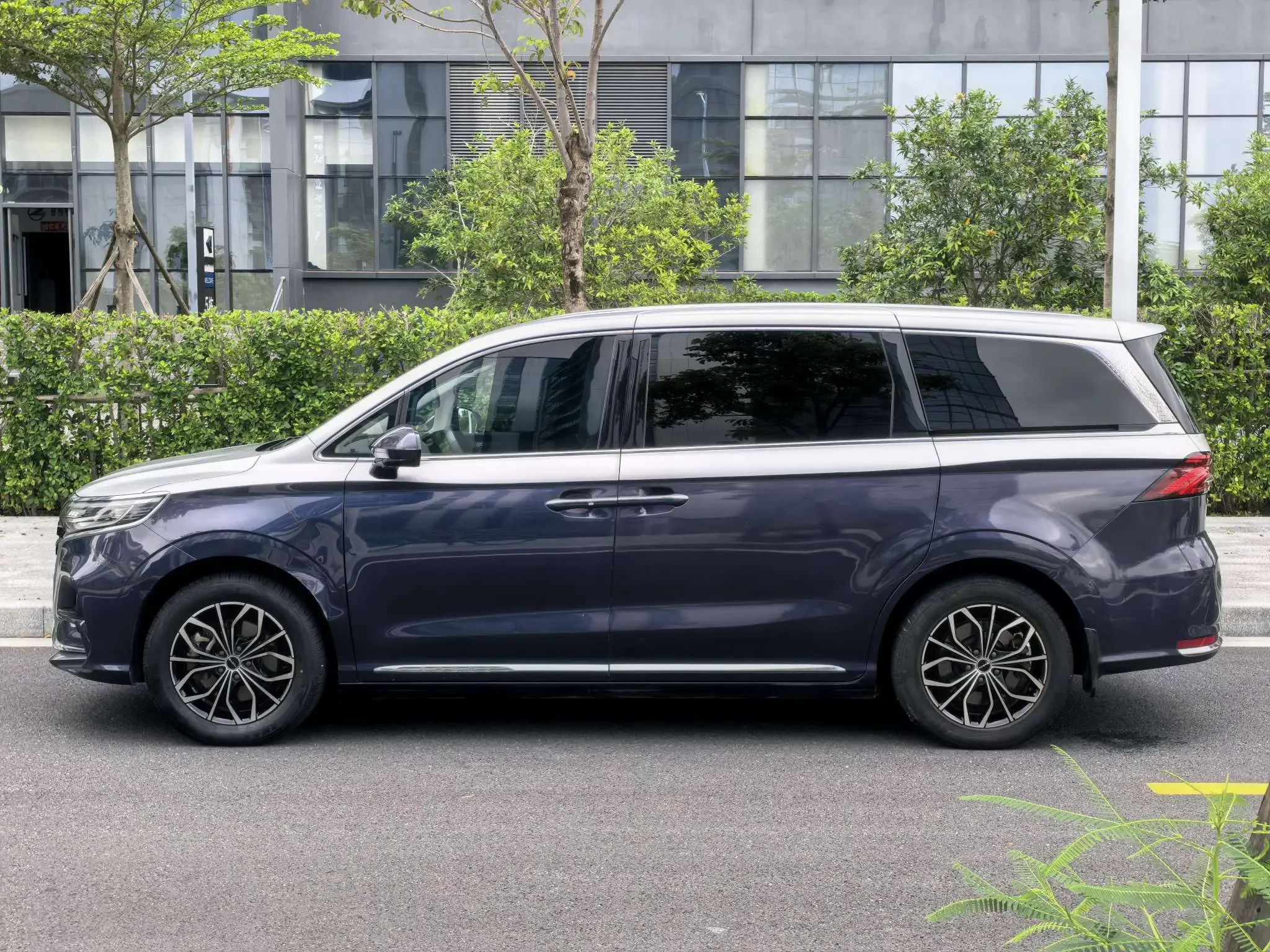 Roewe iMAX8 EV