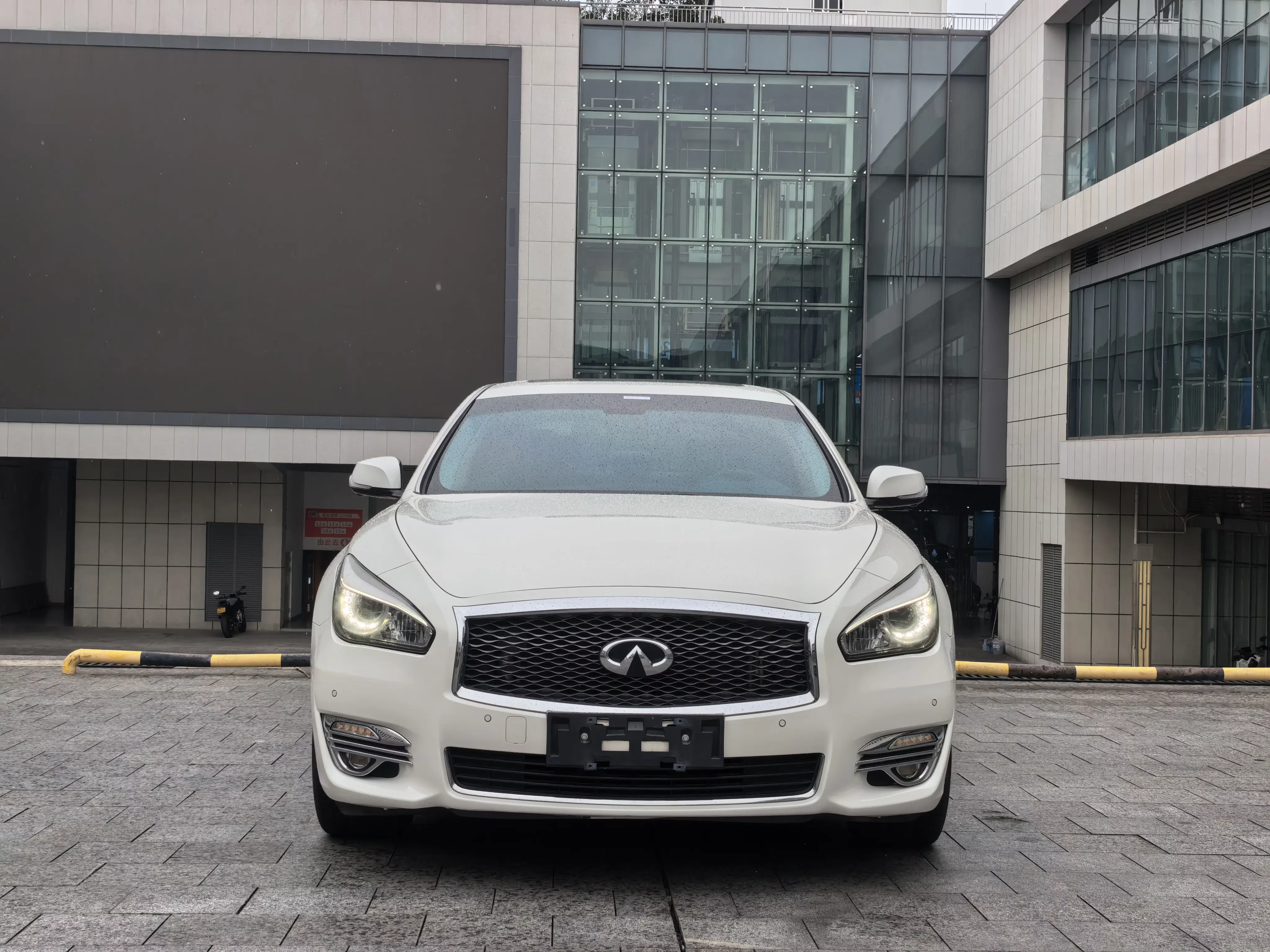 Infiniti Q70