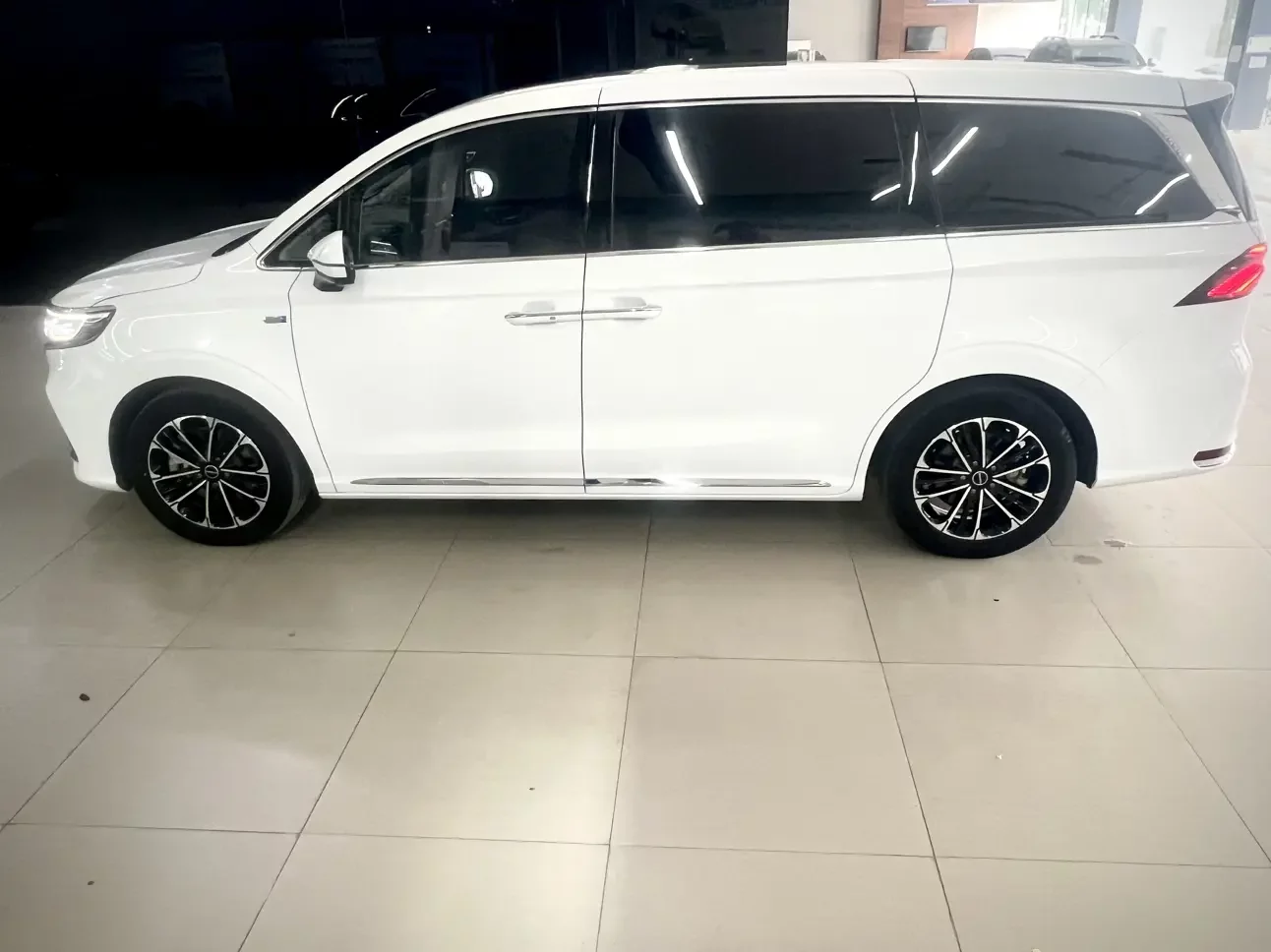 Roewe iMAX8