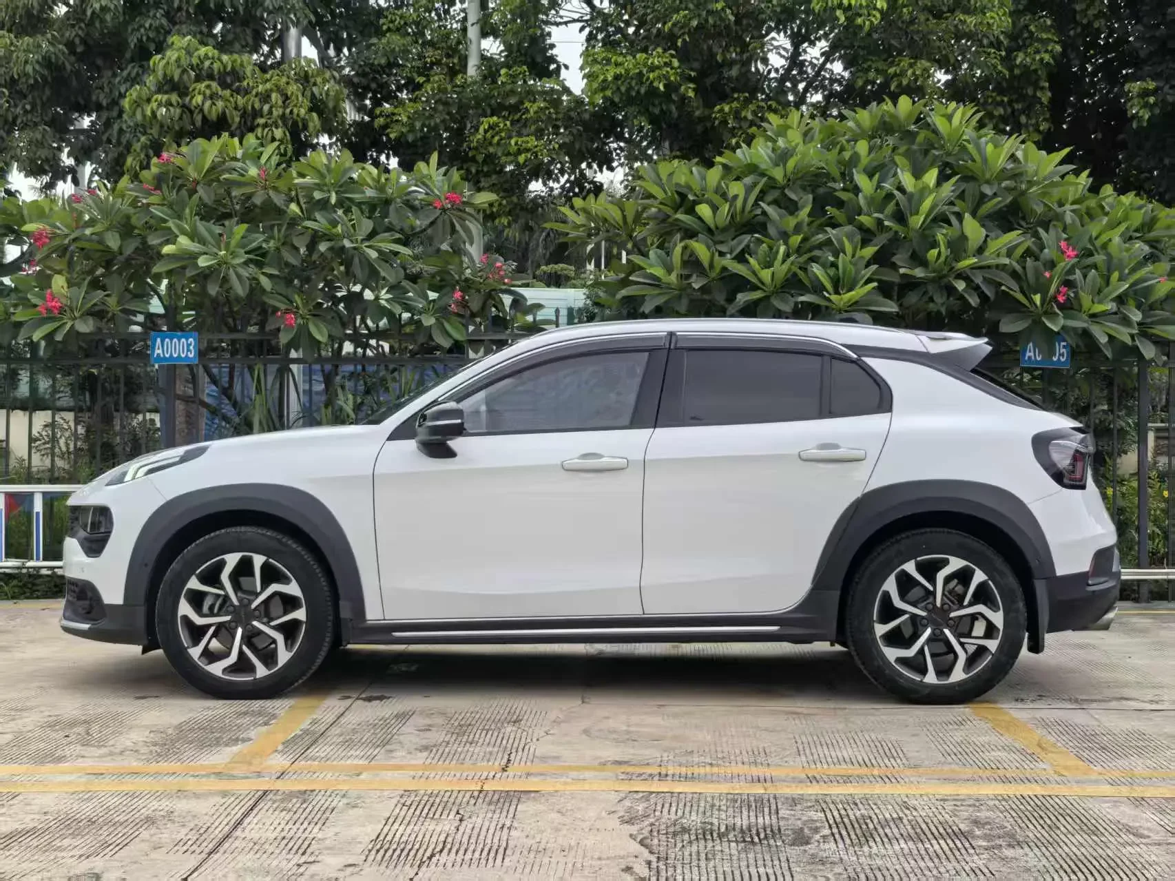 Lynk & Co 02