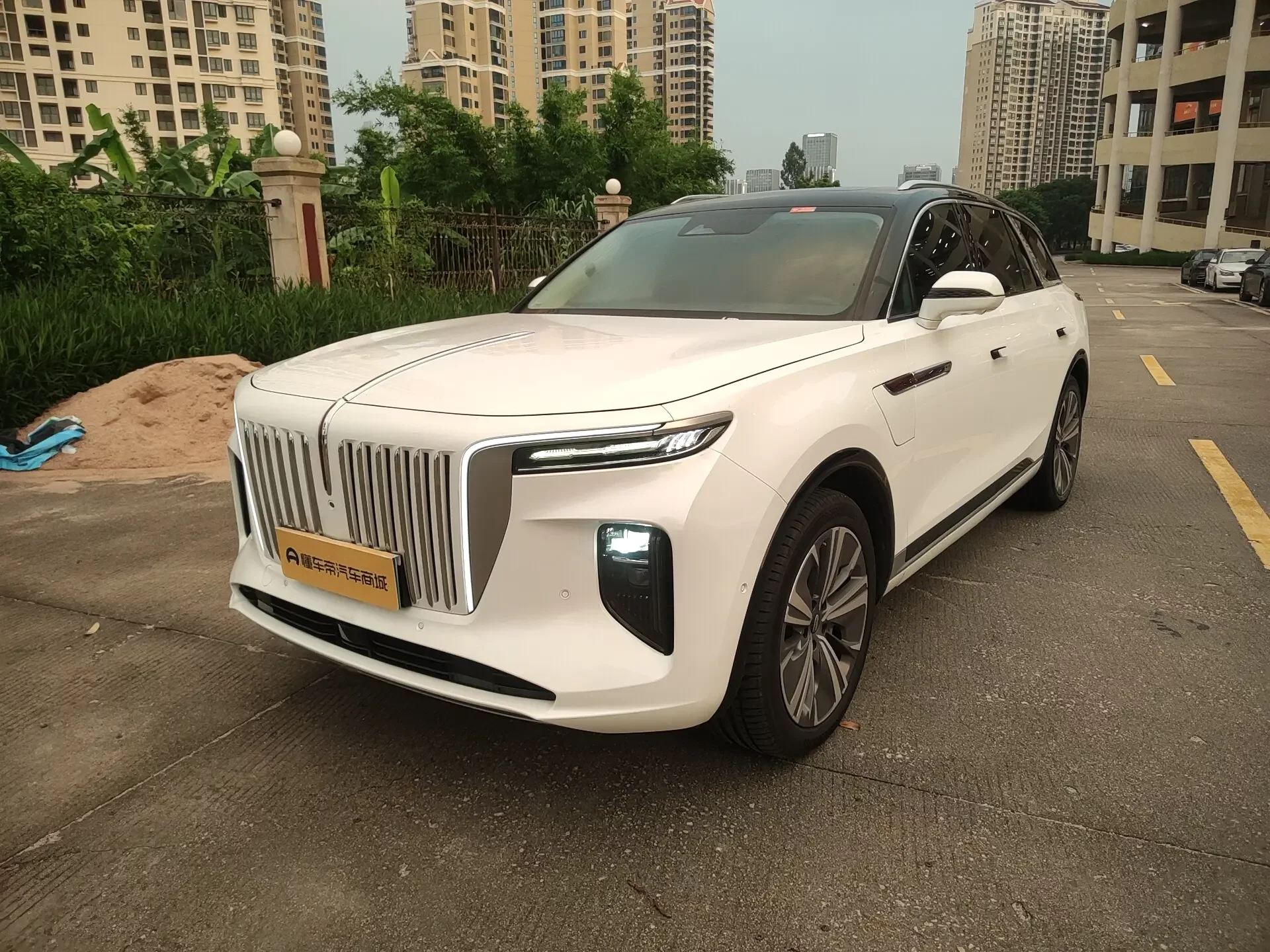 Hongqi E-HS9