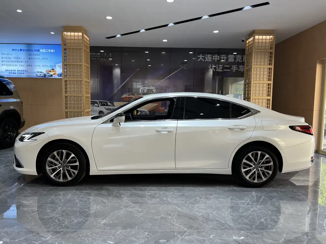 Lexus ES