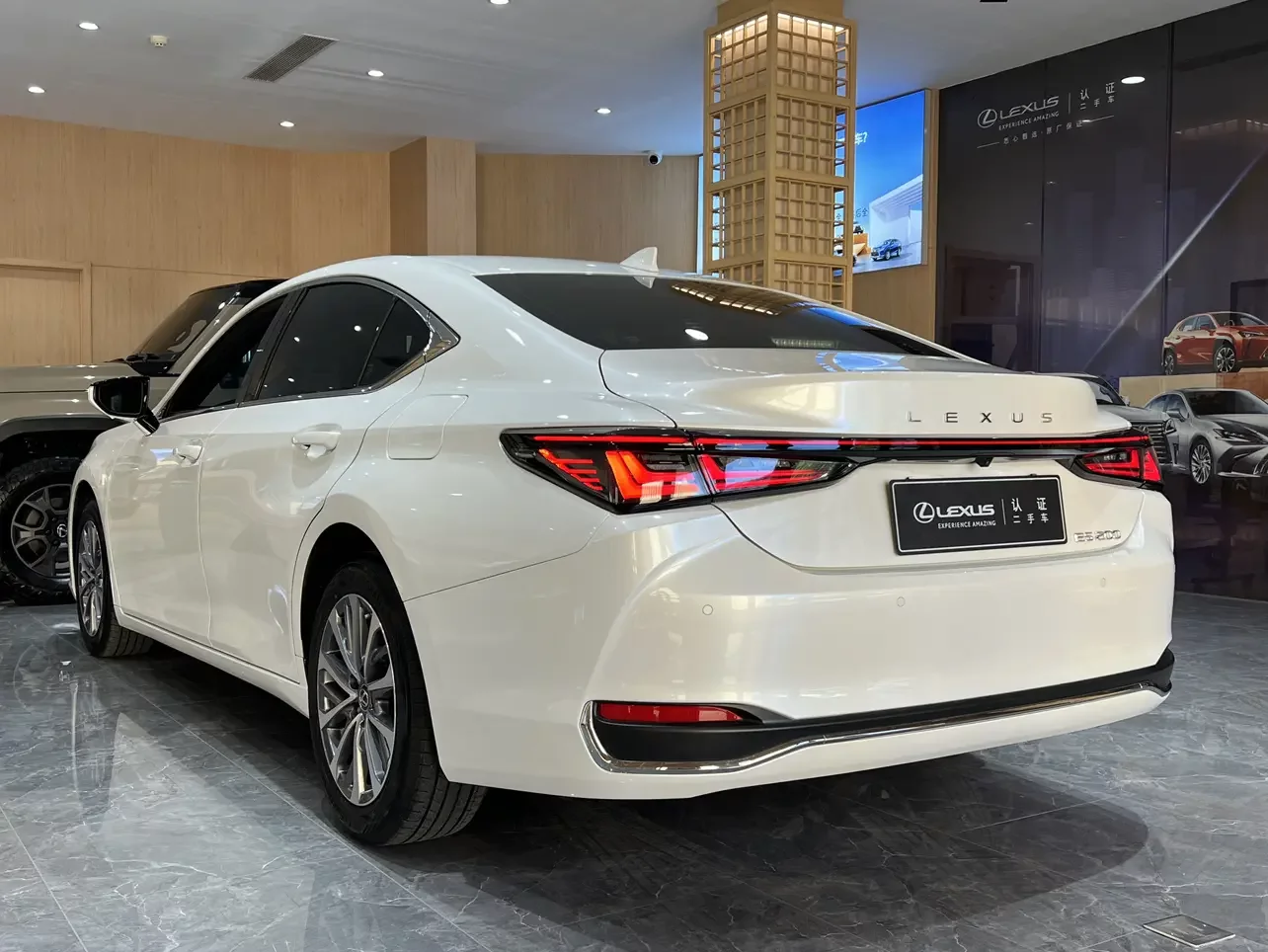 Lexus ES