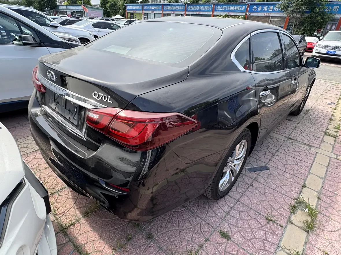 Infiniti Q70