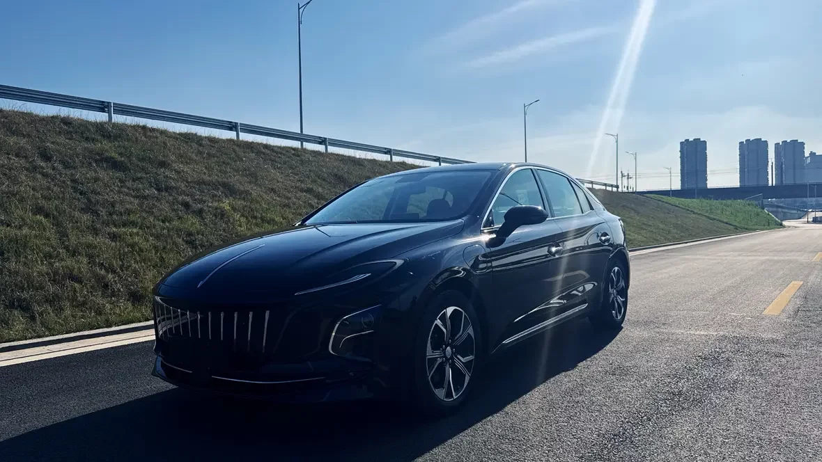 Hongqi E-QM5  из Китая
