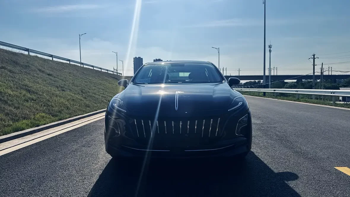 Hongqi E-QM5  из Китая