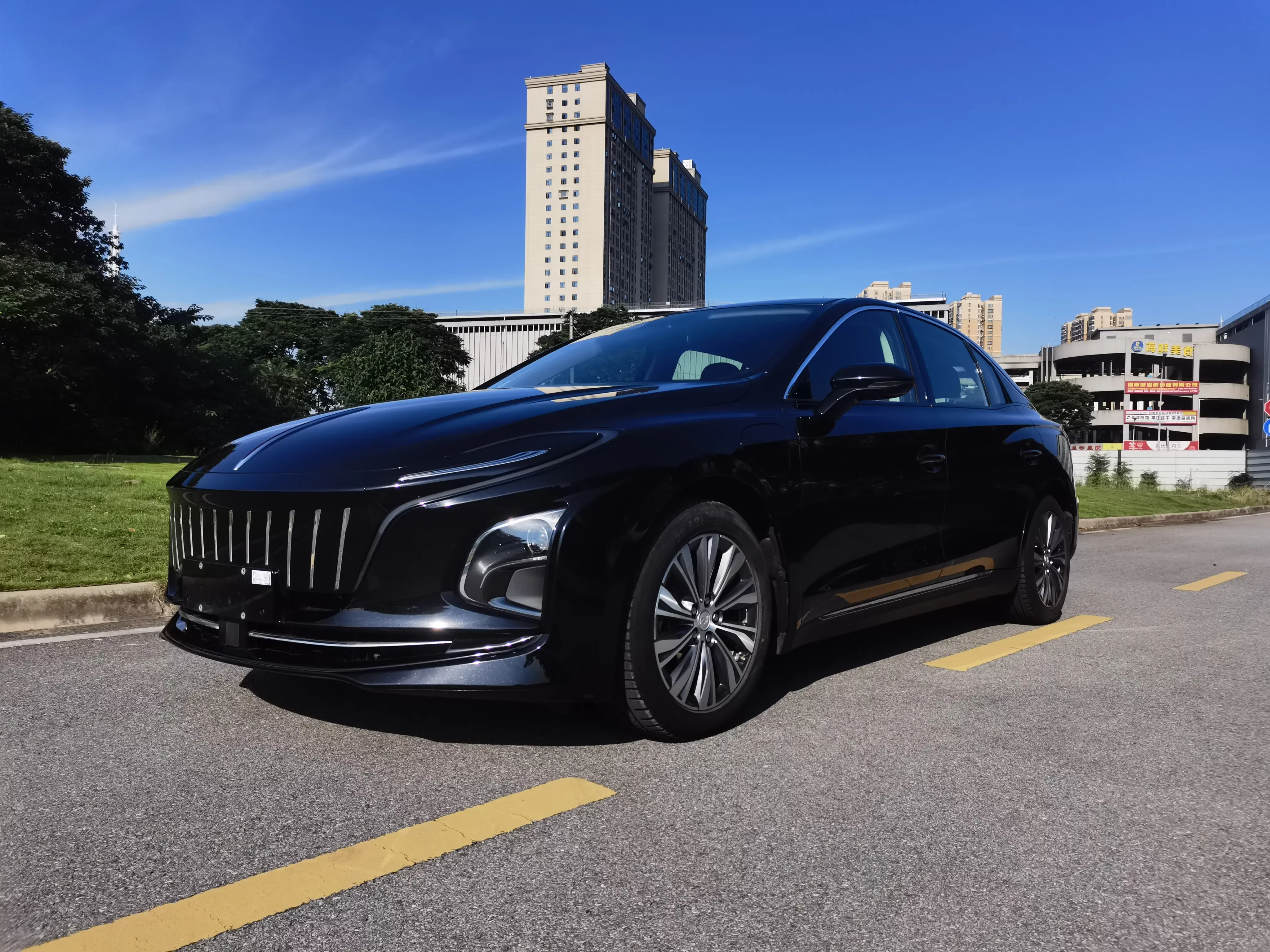 Hongqi E-QM5