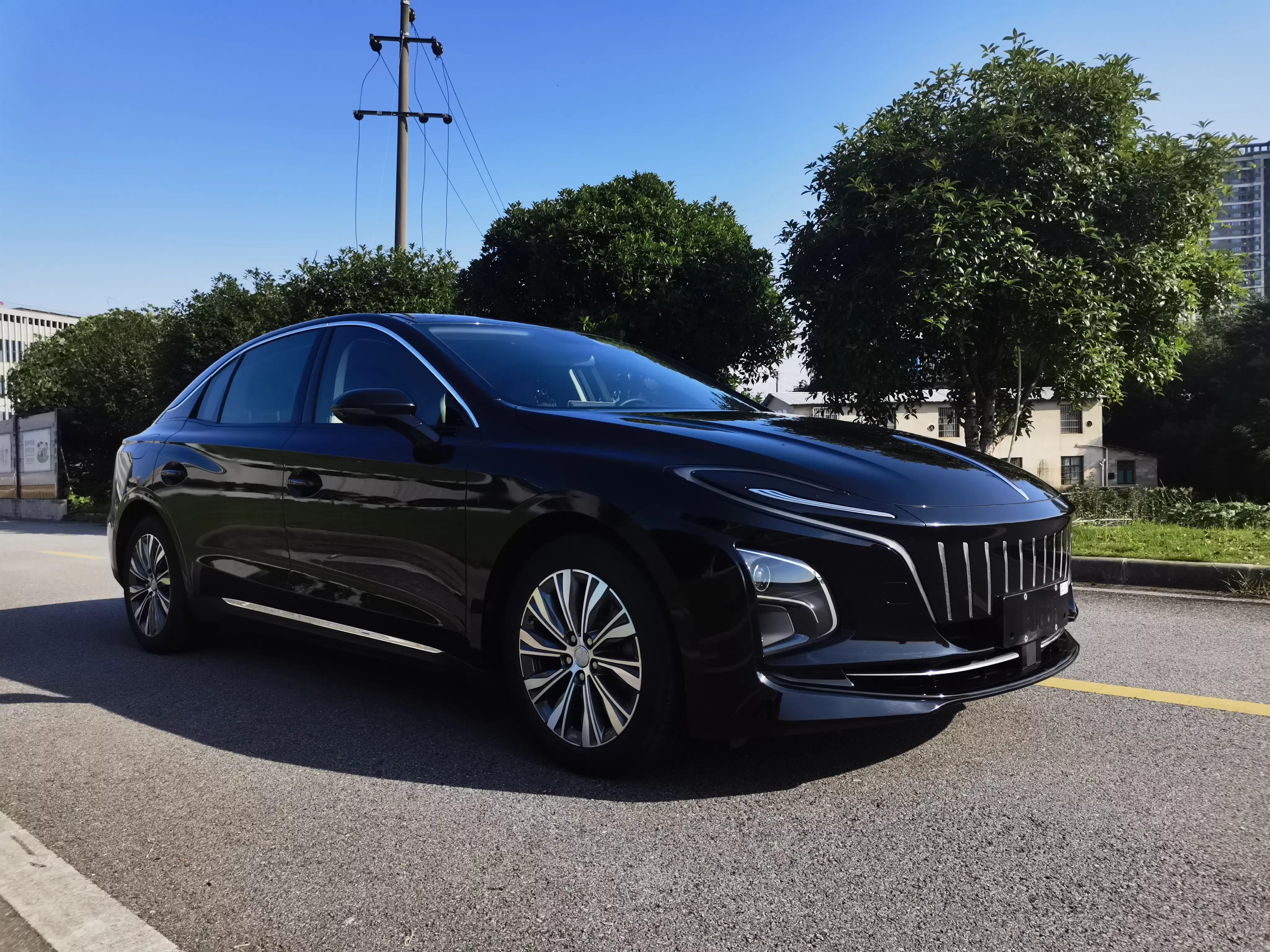 Hongqi E-QM5