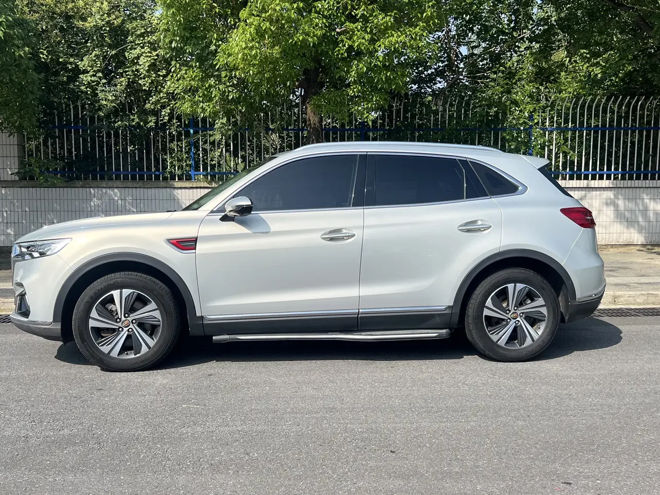 Hongqi HS5