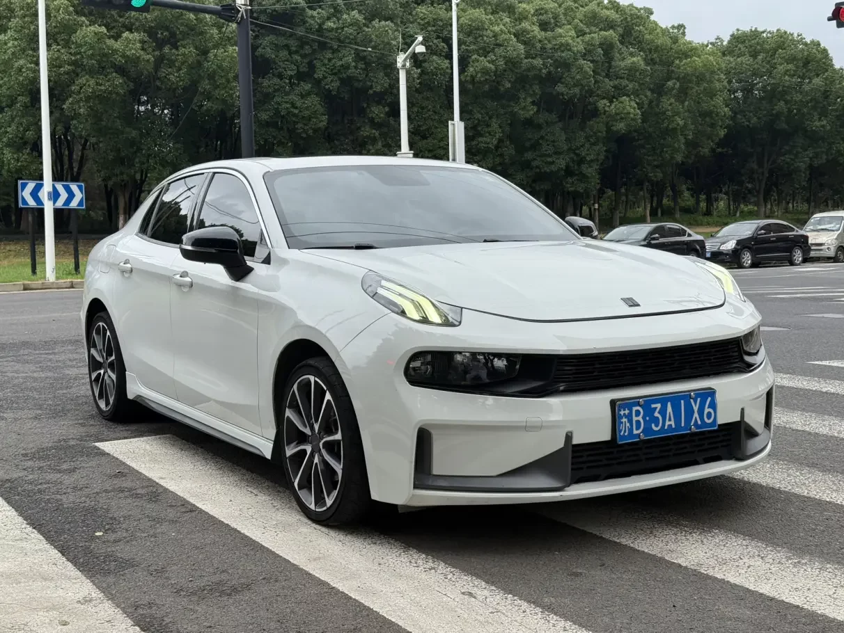 Lynk & Co 03