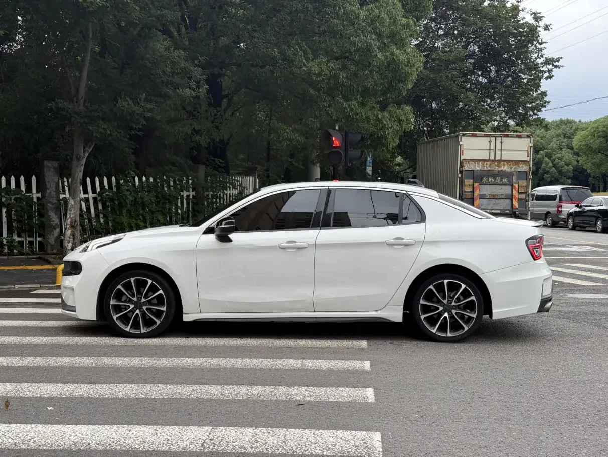 Lynk & Co 03