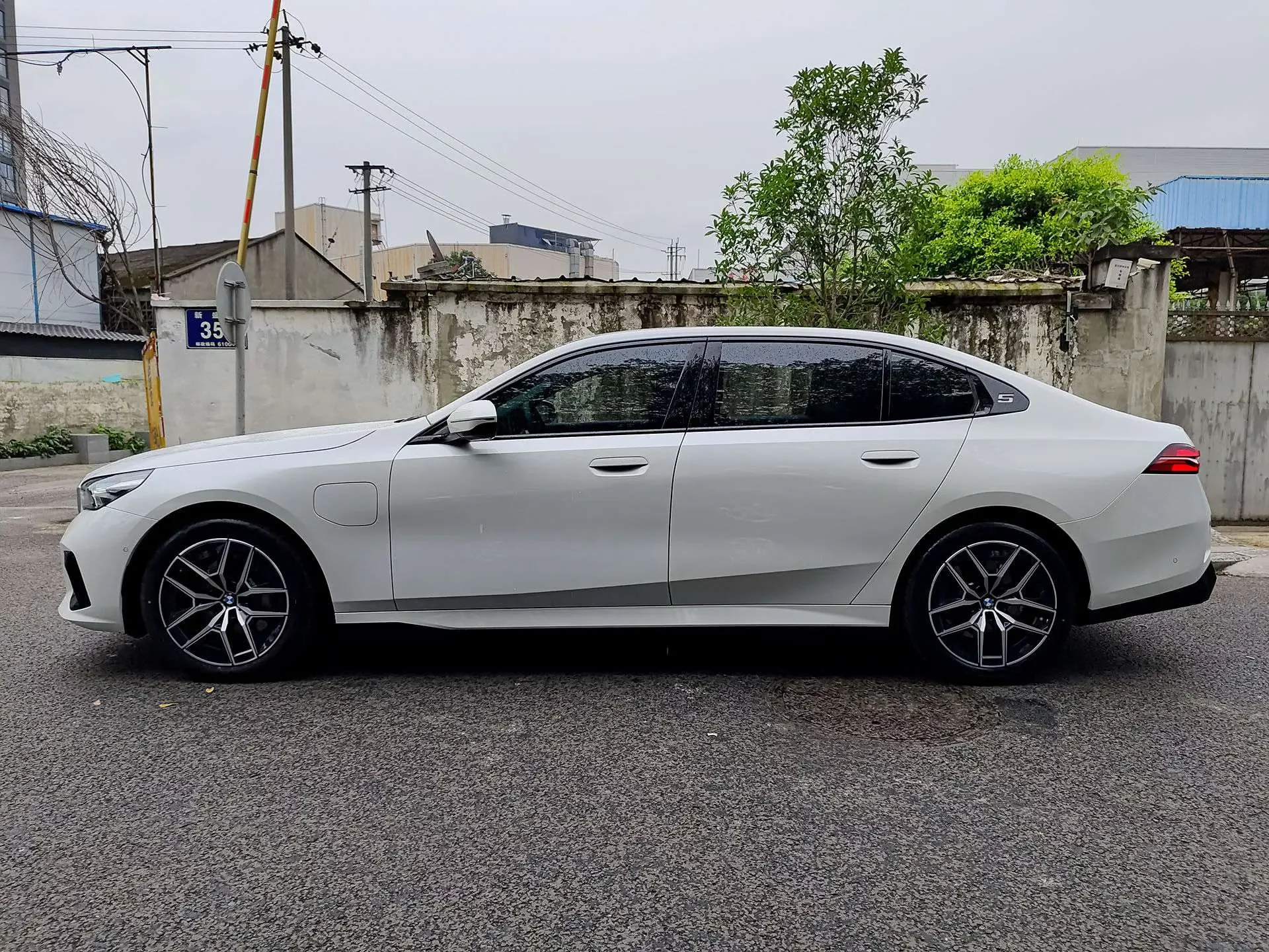BMW i5