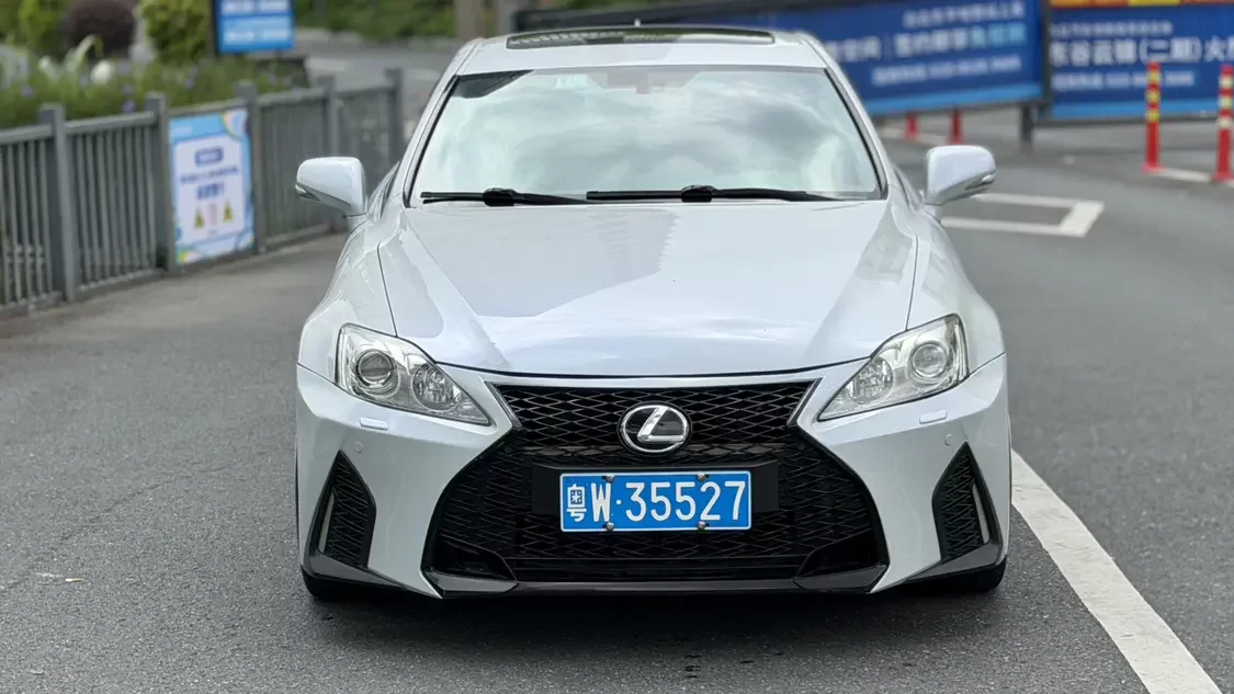 Lexus IS