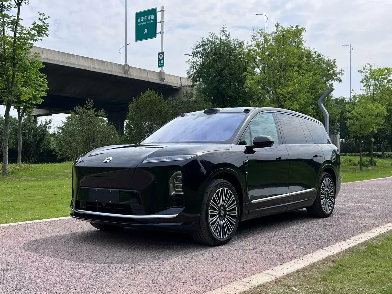 NIO ES8