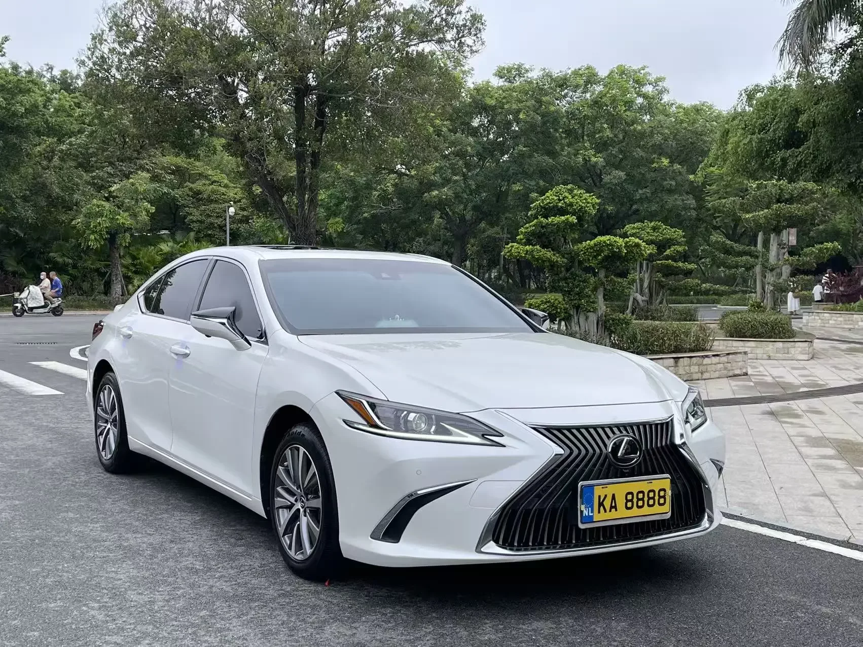 Lexus ES