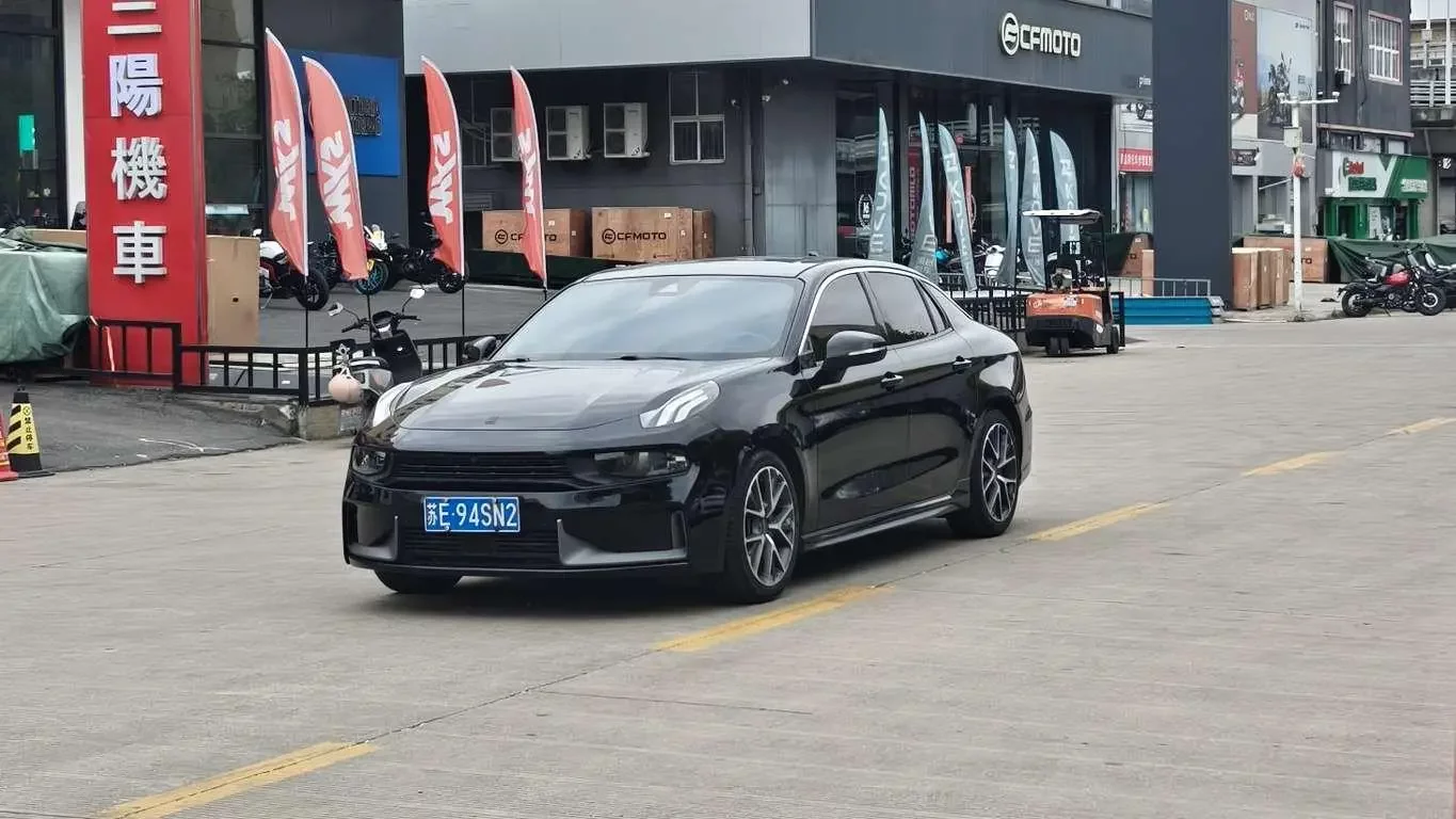 Lynk & Co 03