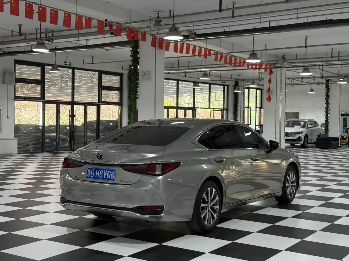 Lexus ES