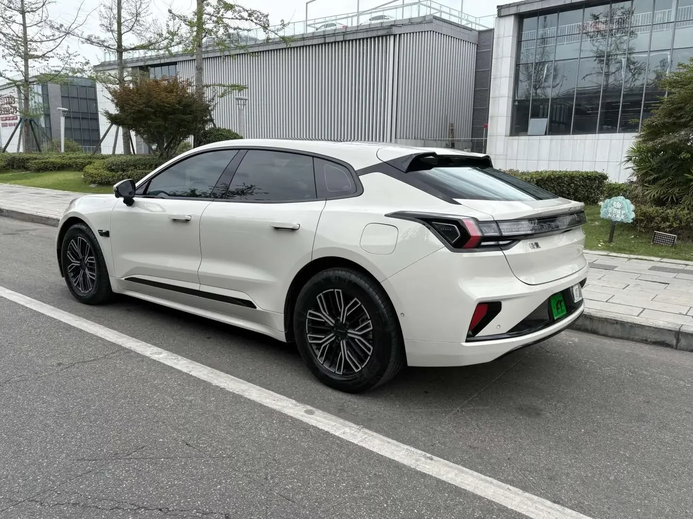 ZEEKR 001