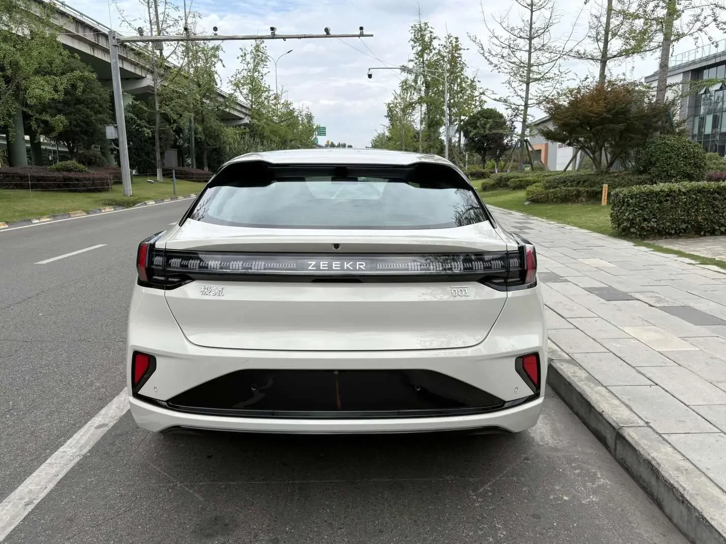 ZEEKR 001