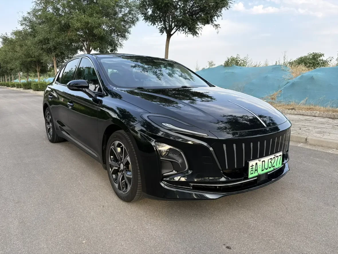 Hongqi E-QM5