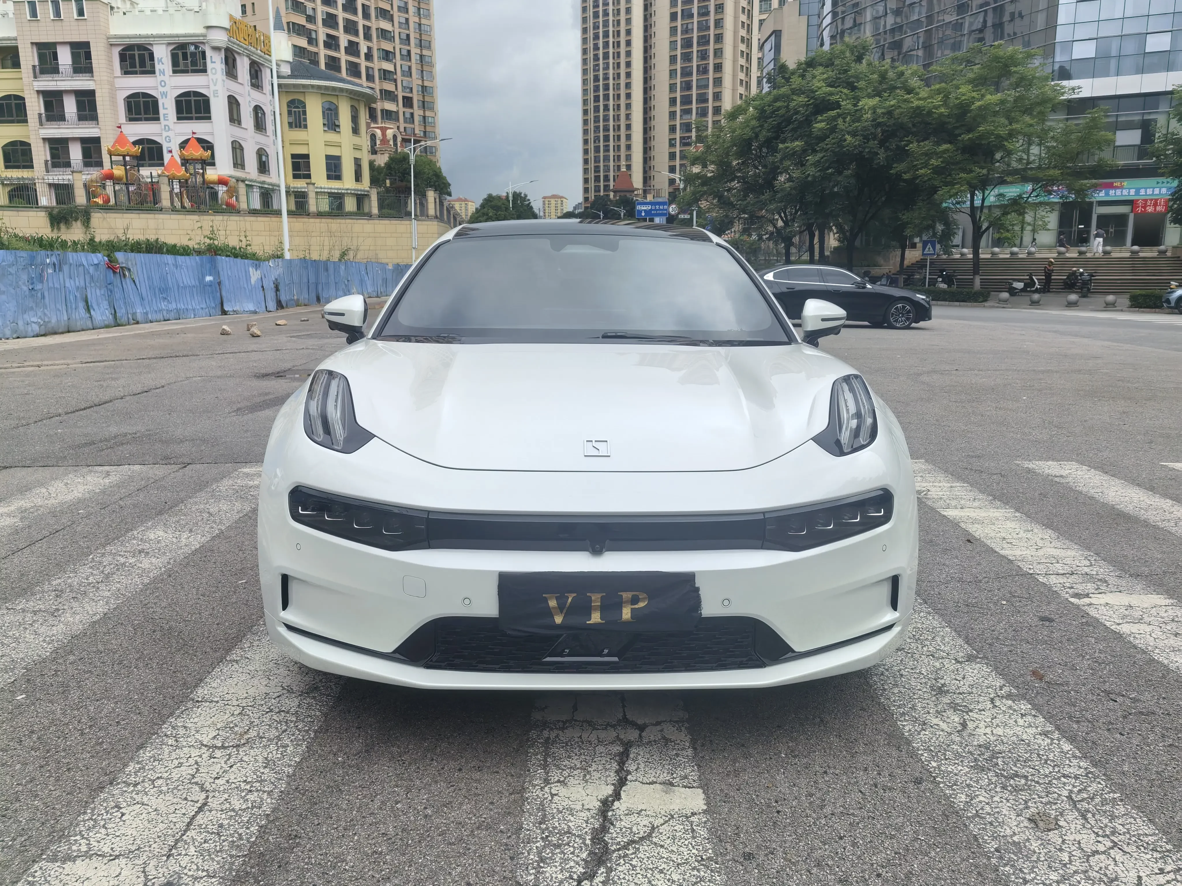 ZEEKR 001
