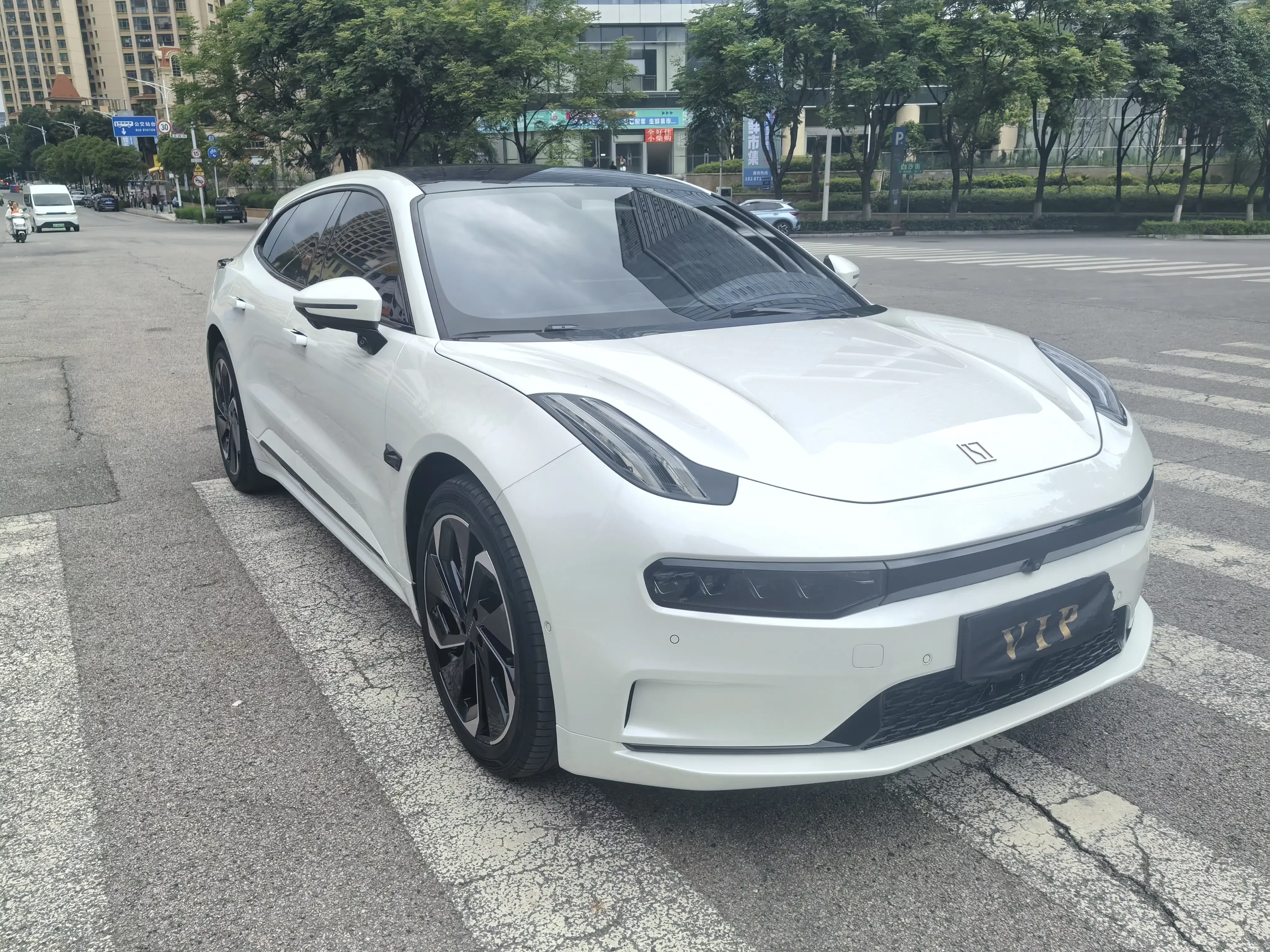 ZEEKR 001