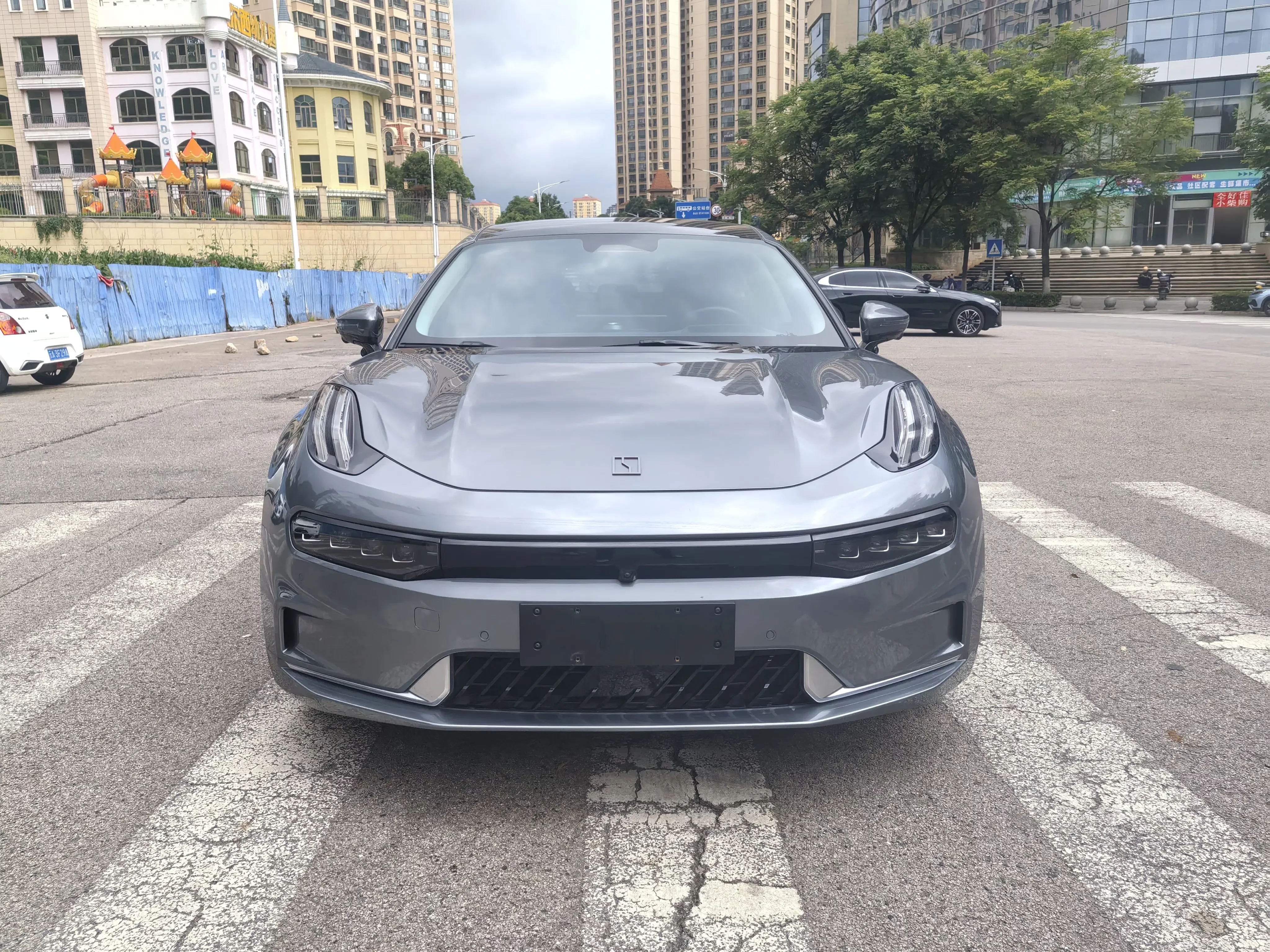 ZEEKR 001